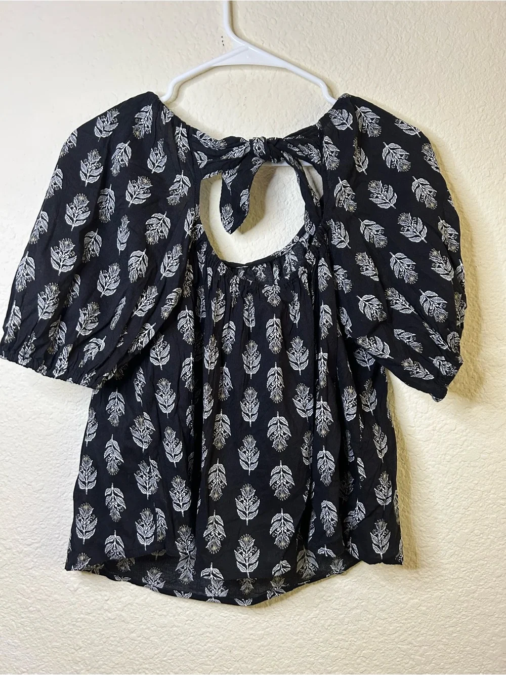 Old Navy Black Floral Tie-Neck Puff‎ Sleeve Blouse Medium Aztec Picnic Summer